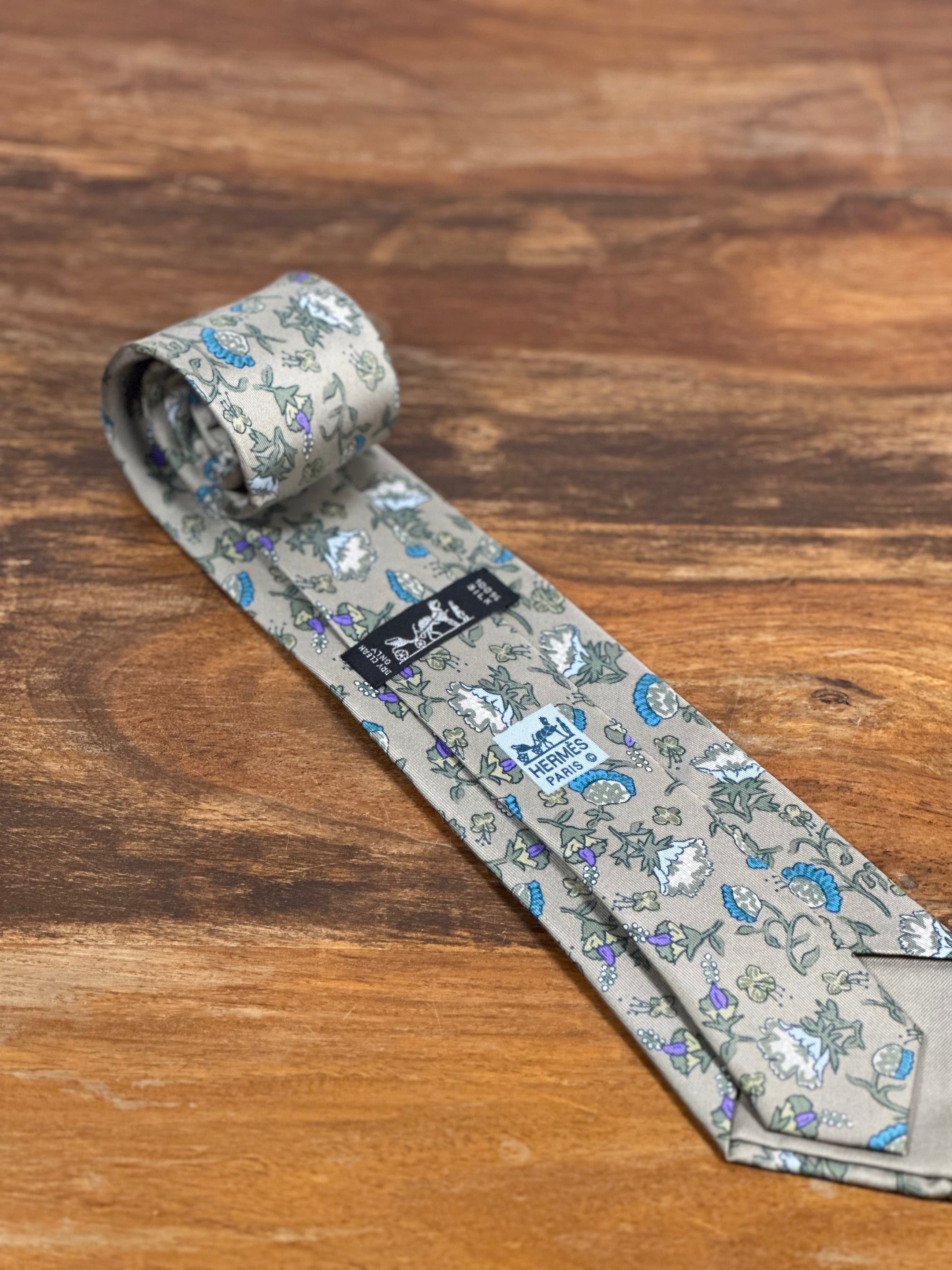 Corbata Hermés gris