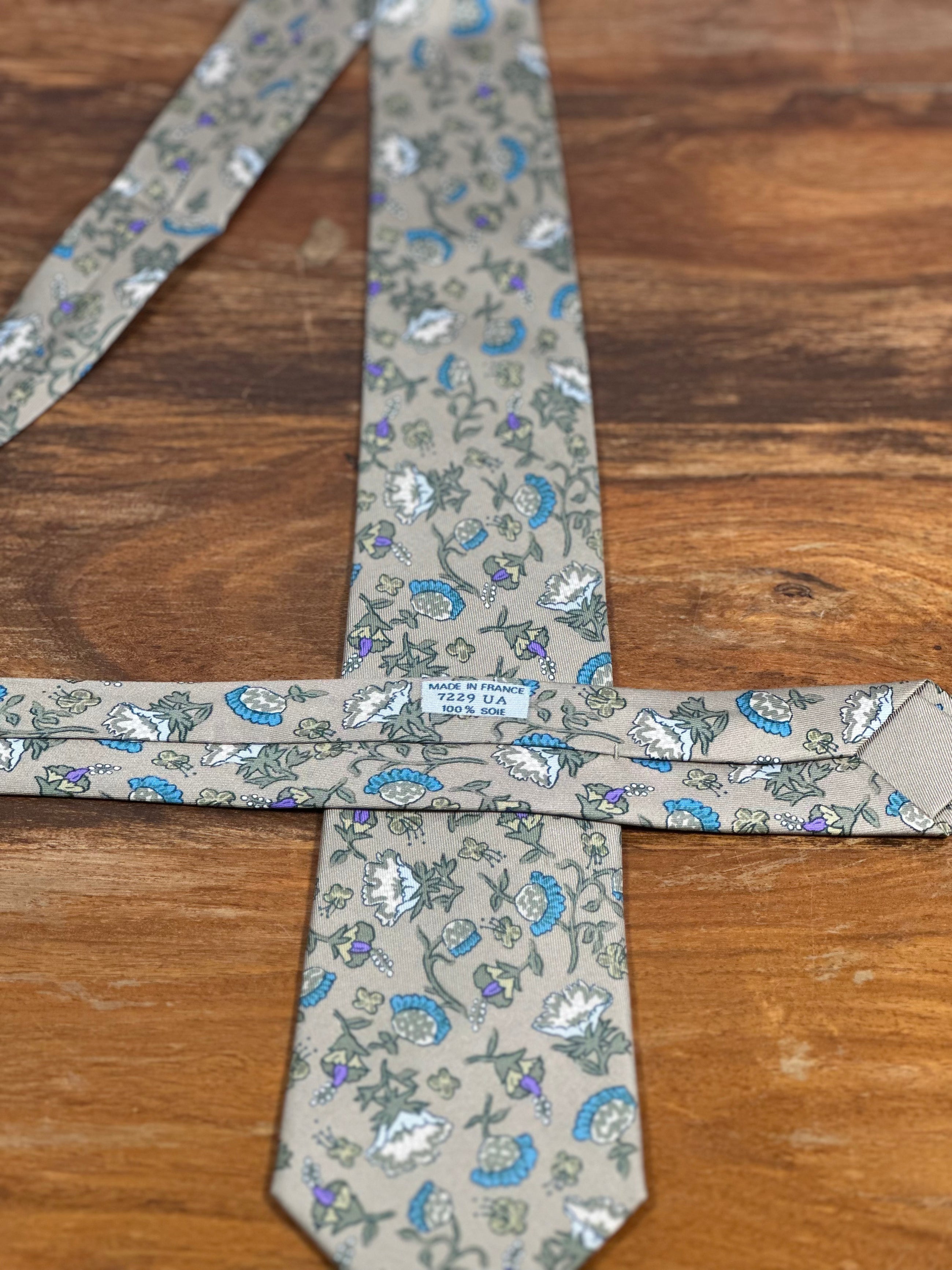 Corbata Hermés gris