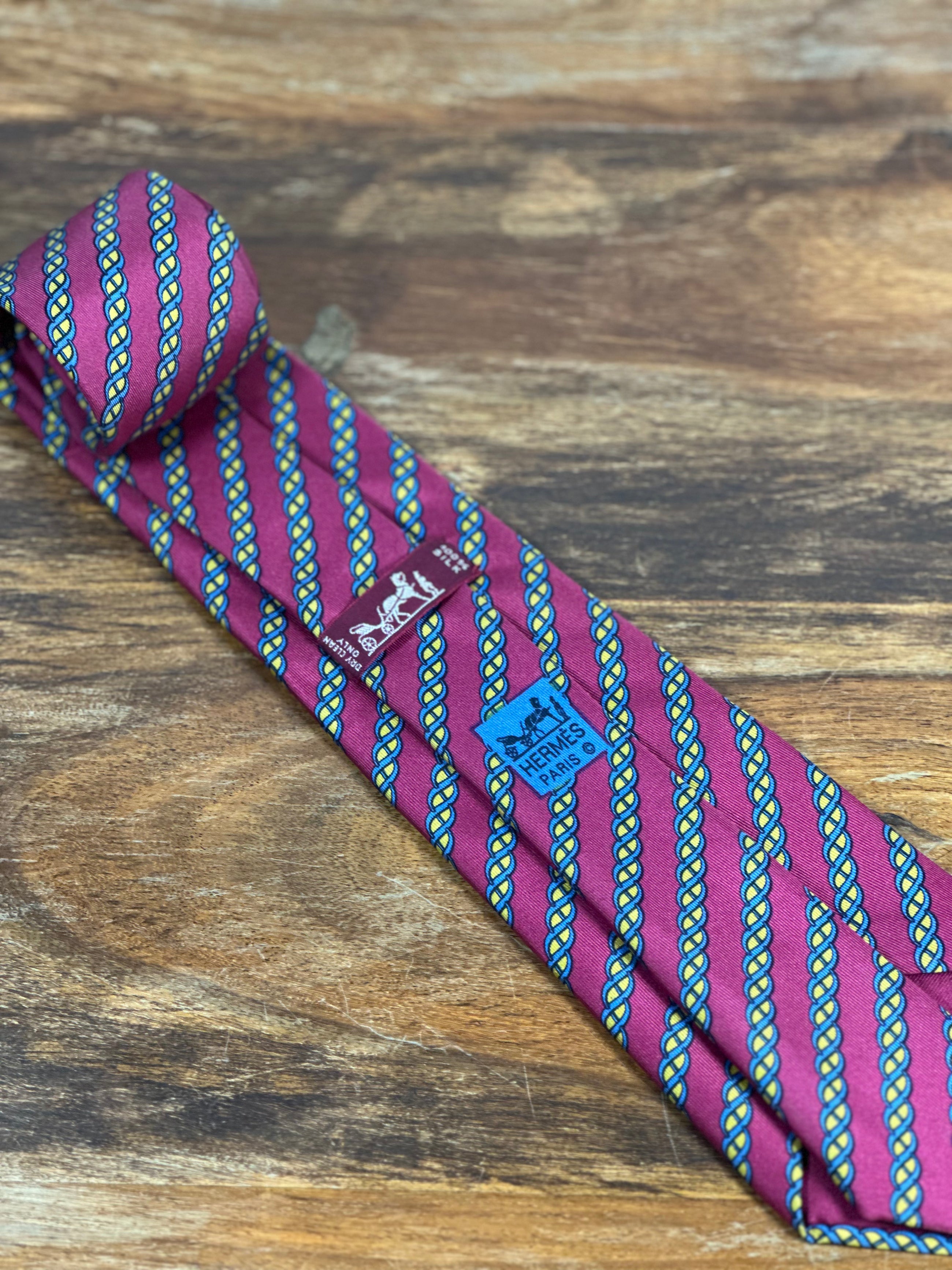 Corbata Hermés burdeos