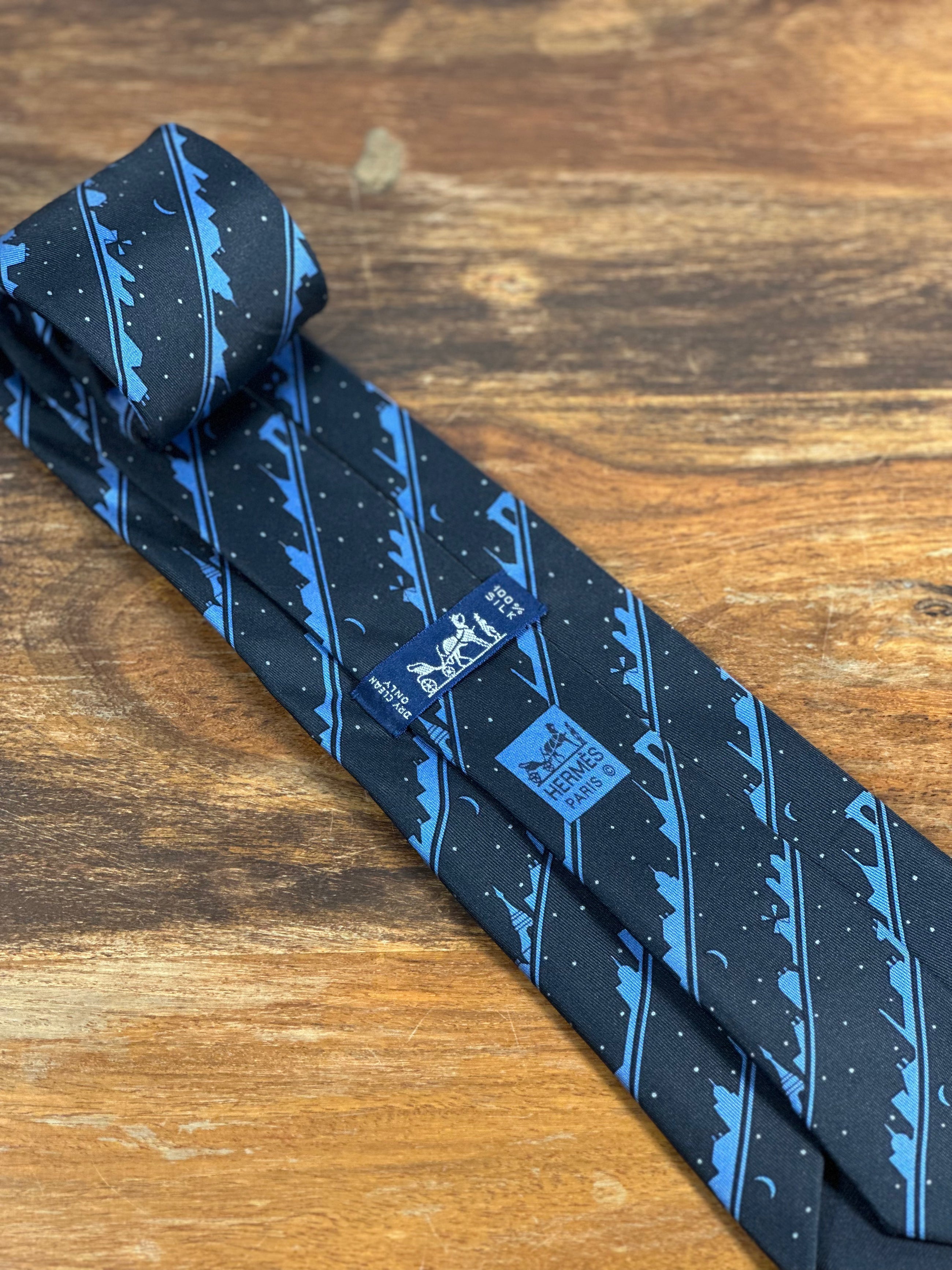 Corbata Hermés negra