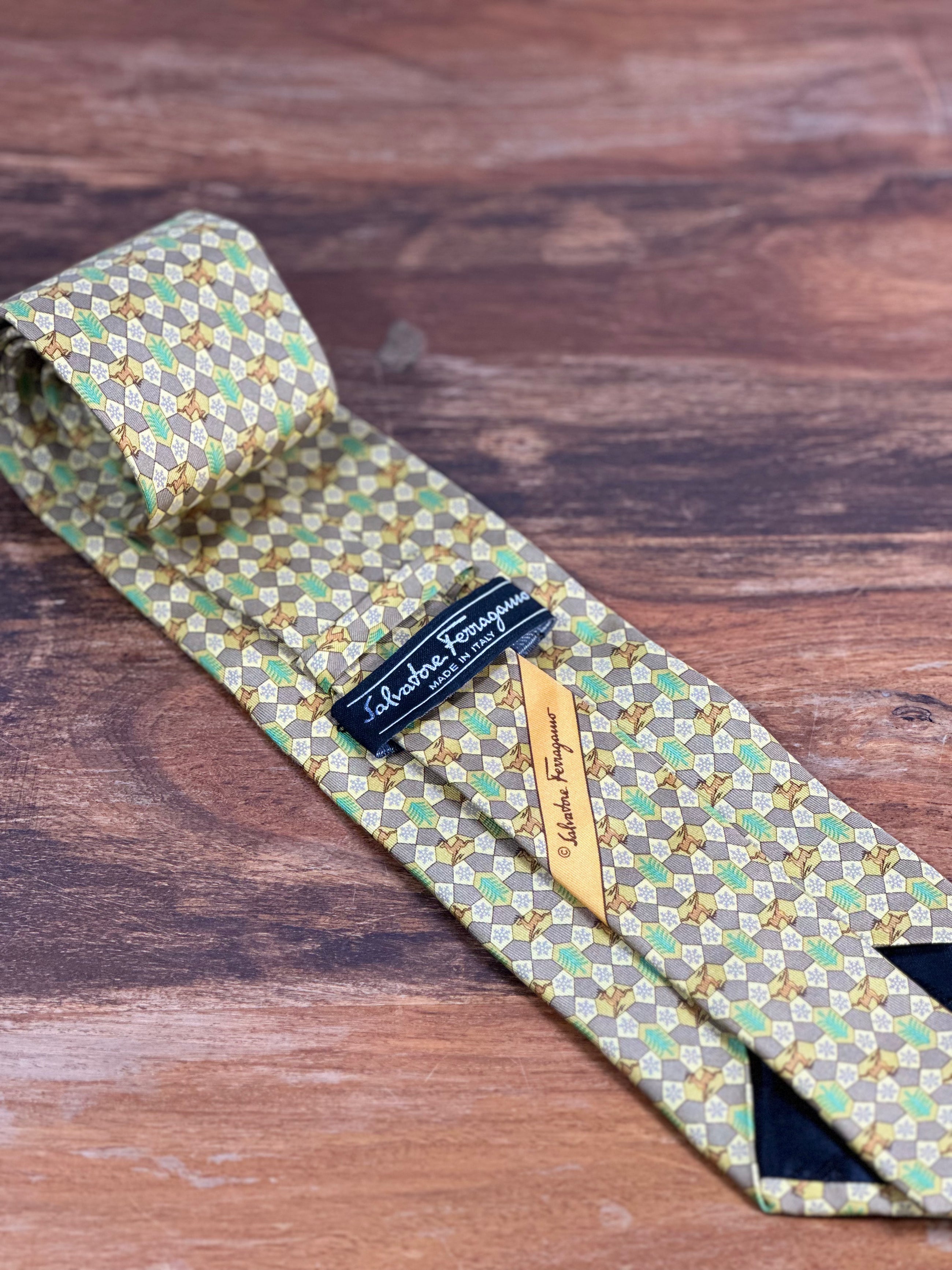 Corbata Ferragamo amarilla