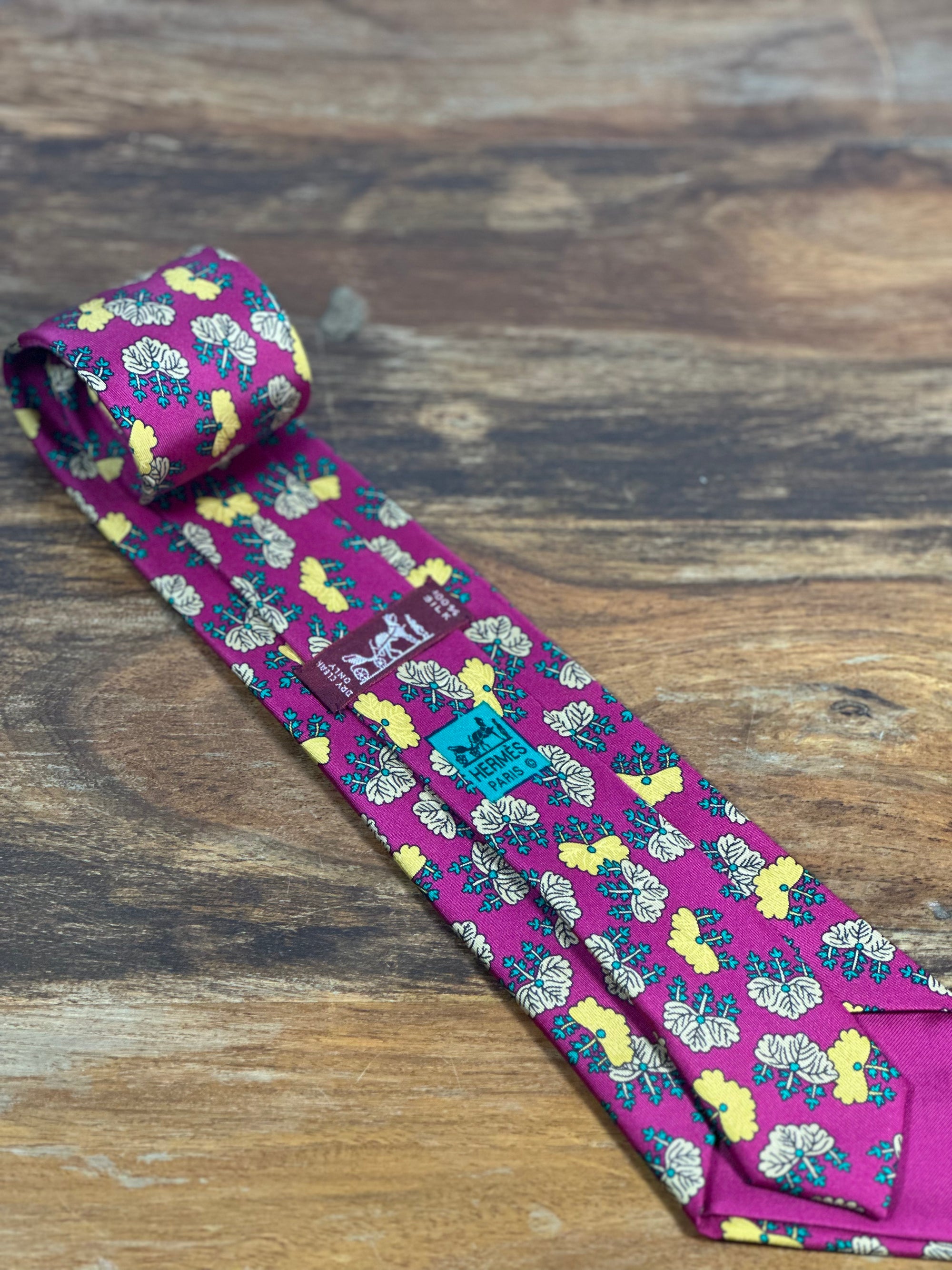 Corbata Hermés fucsia