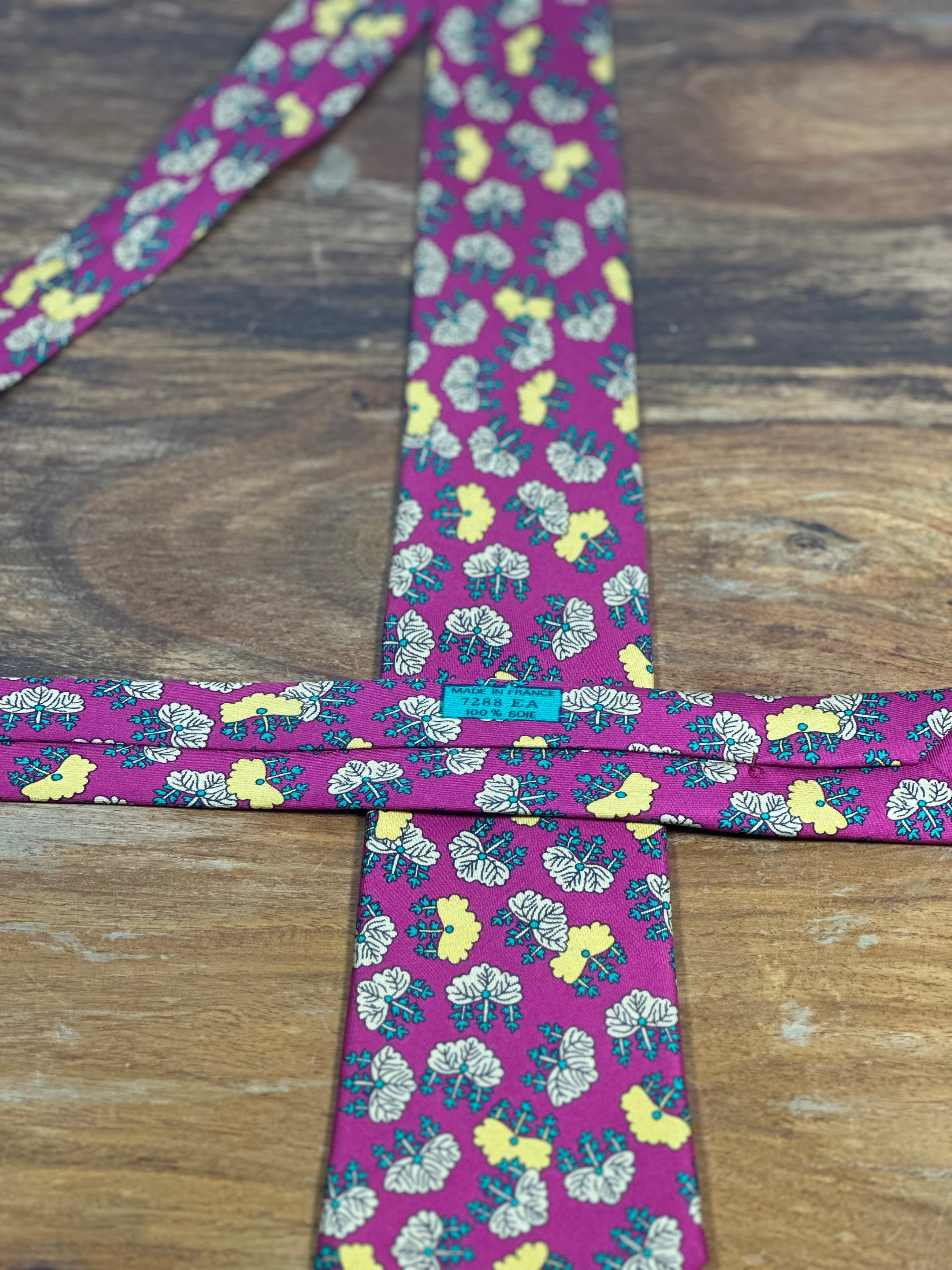 Corbata Hermés fucsia