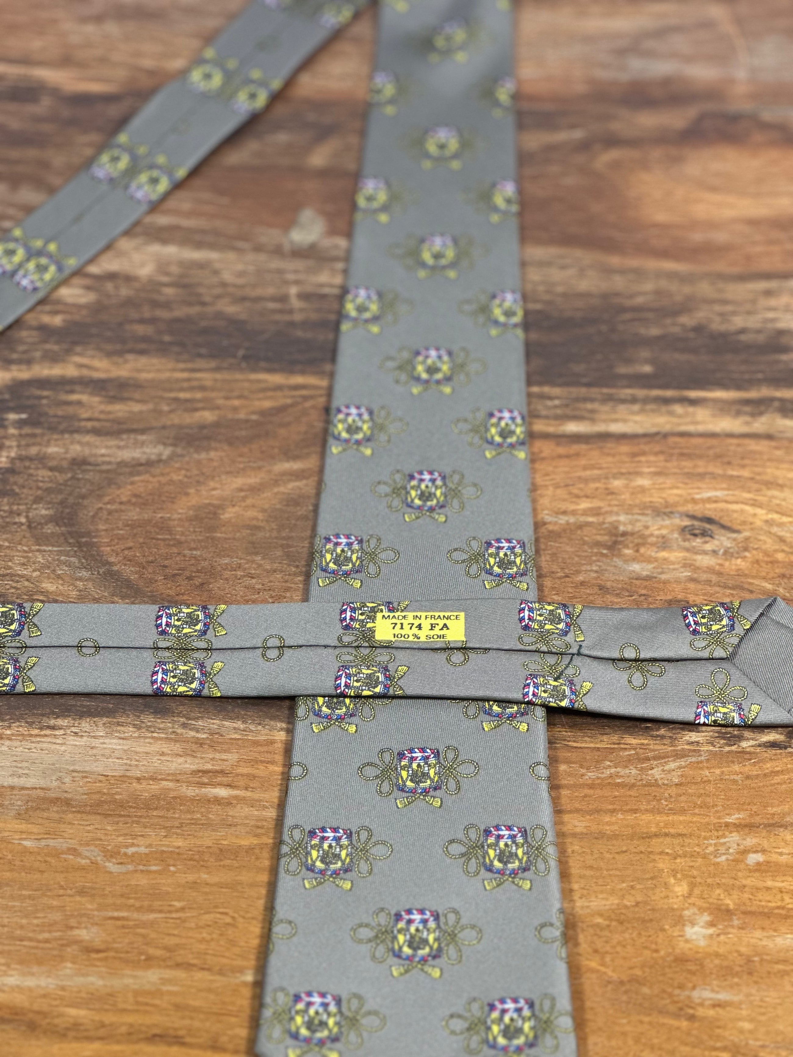 Corbata Hermés gris