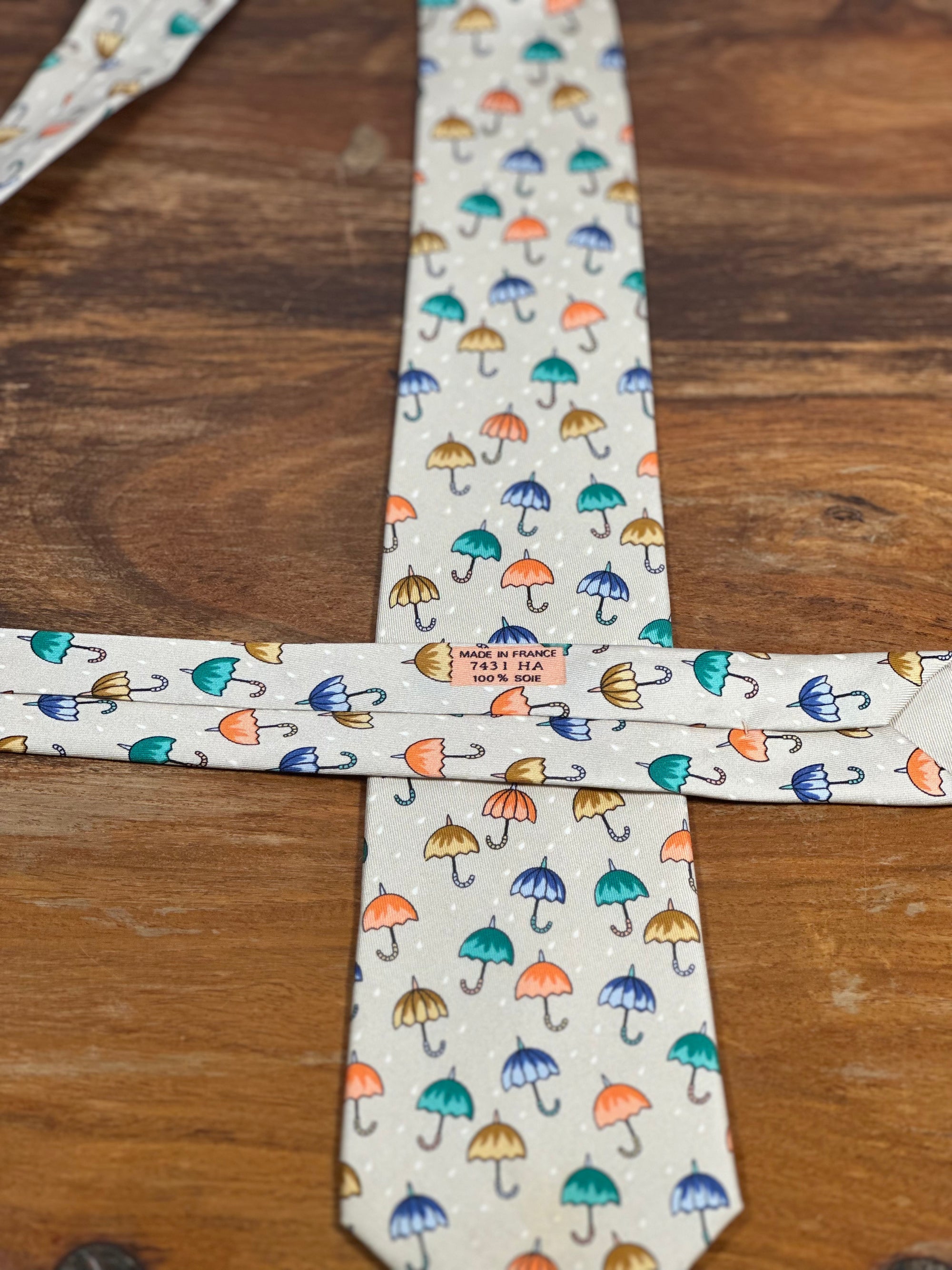 Corbata Hermés beige