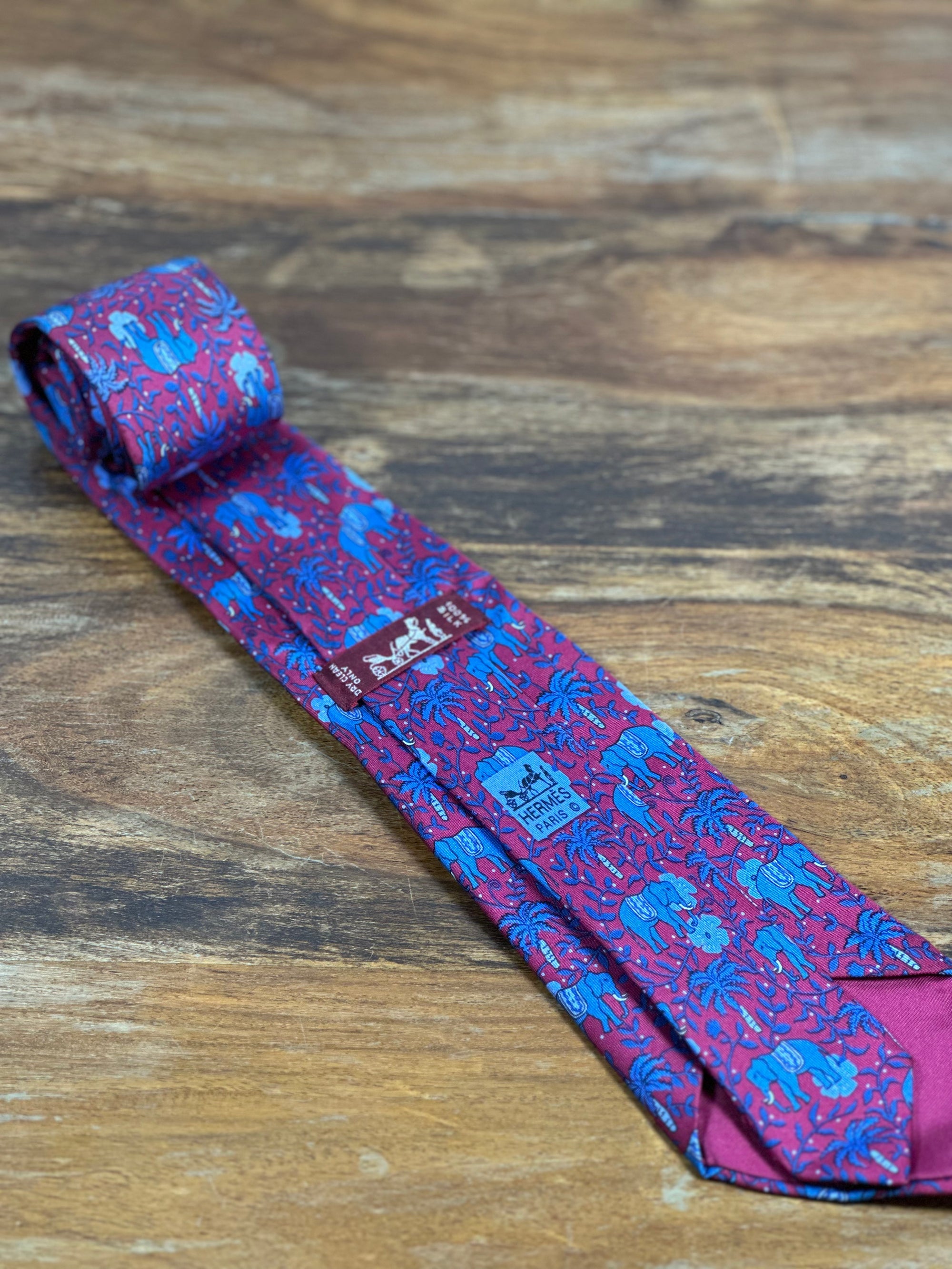 Corbata Hermés burdeos
