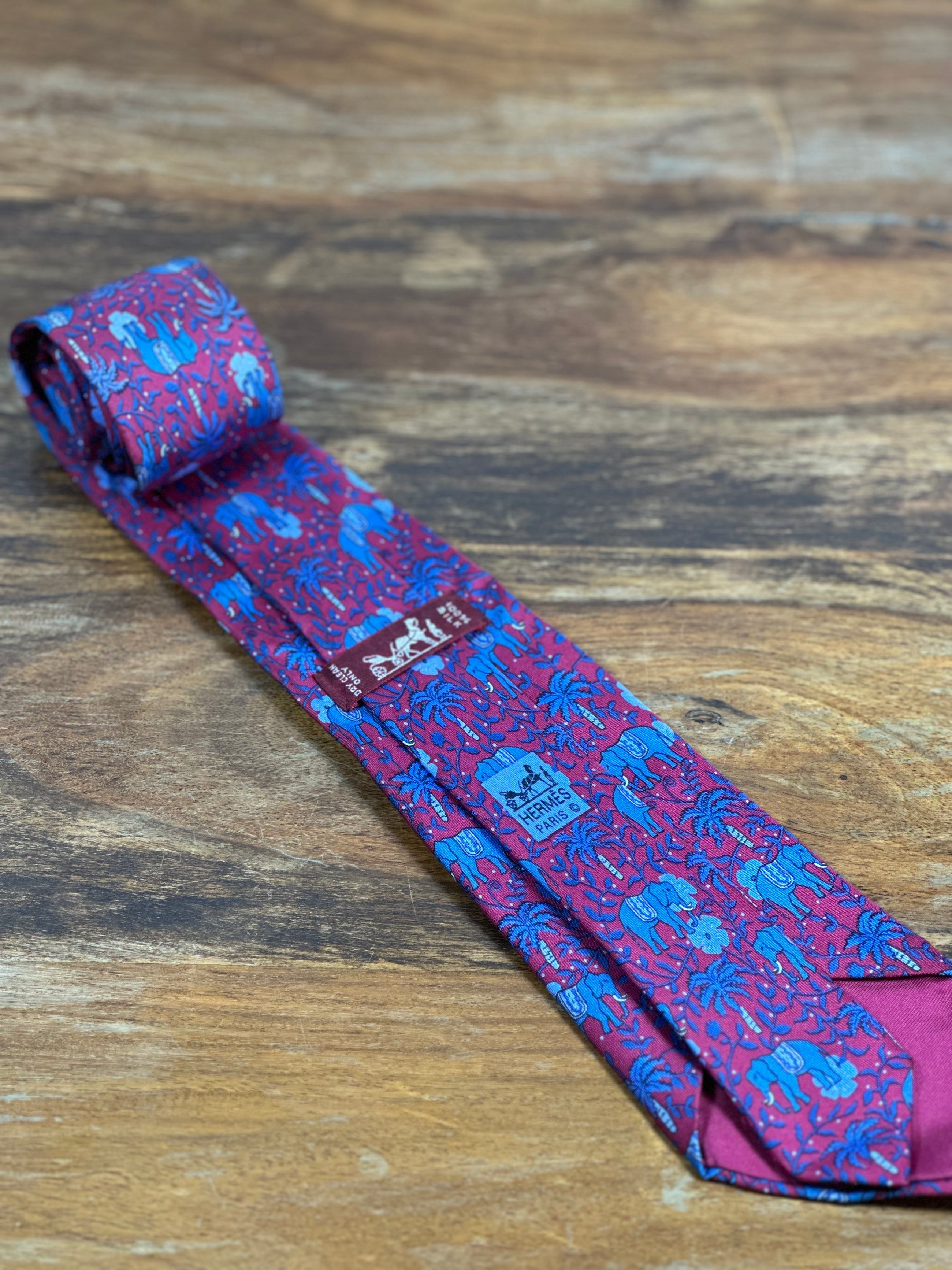 Corbata Hermés burdeos