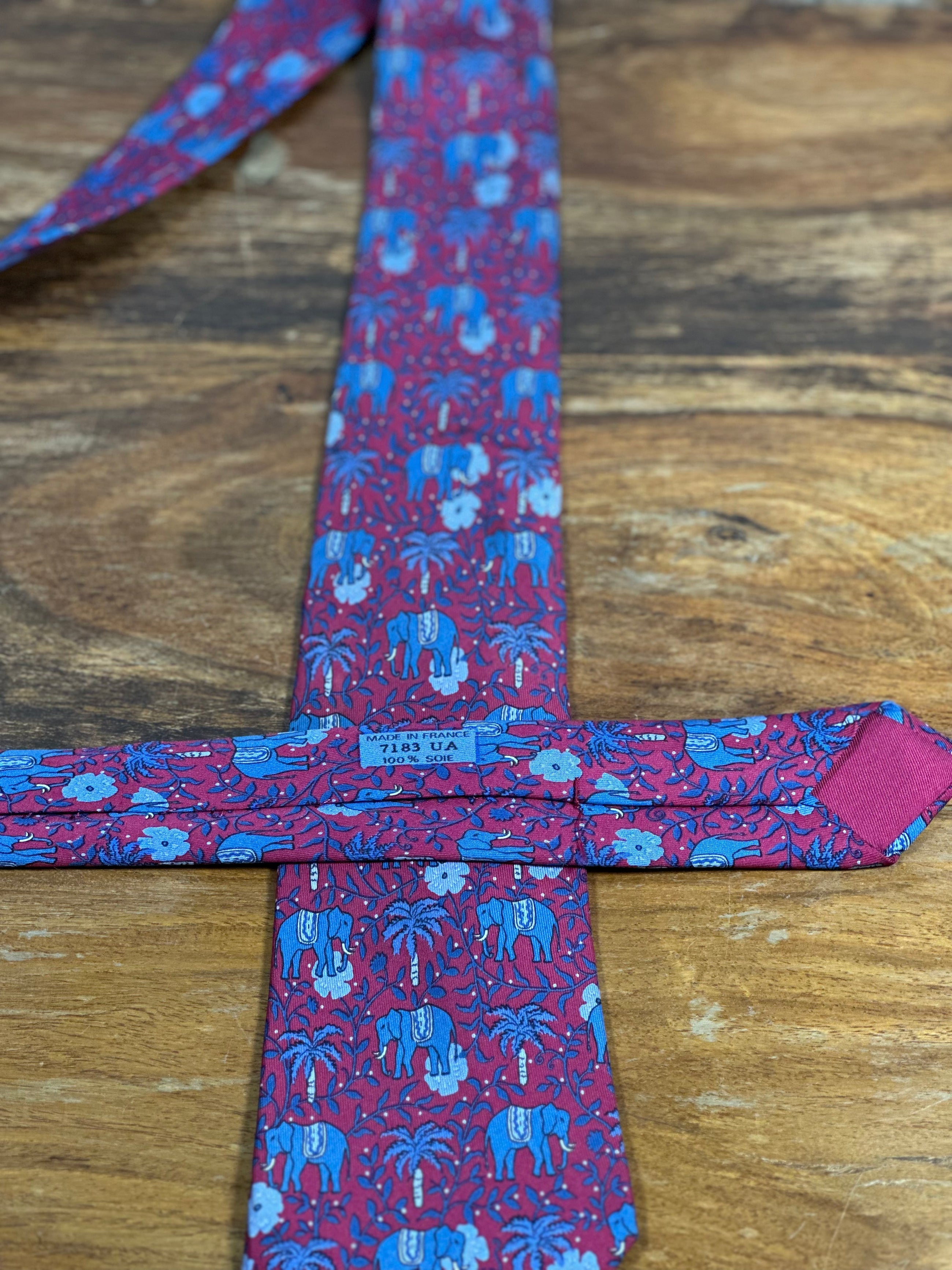 Corbata Hermés burdeos