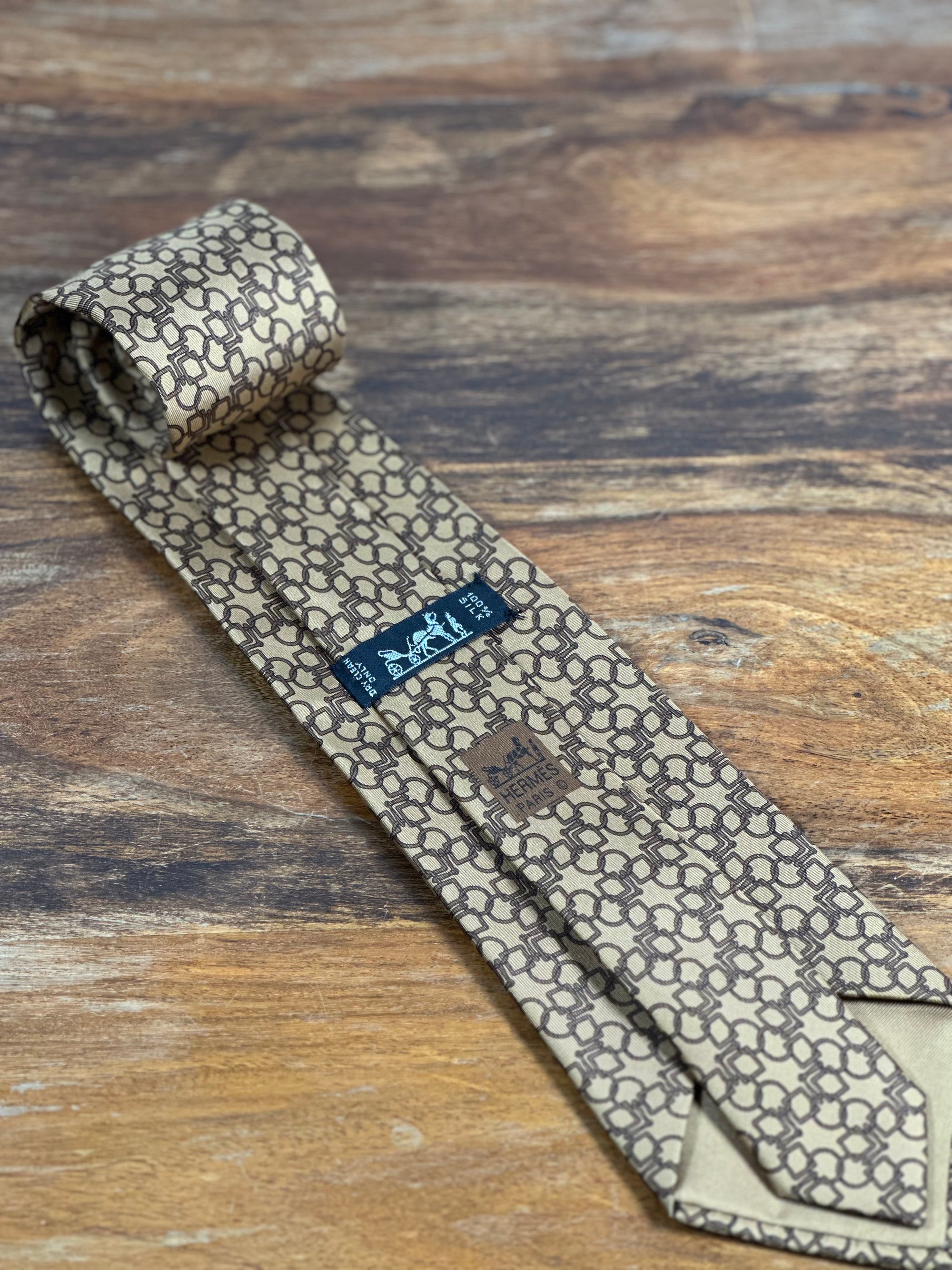 Corbata Hermés beige oscuro
