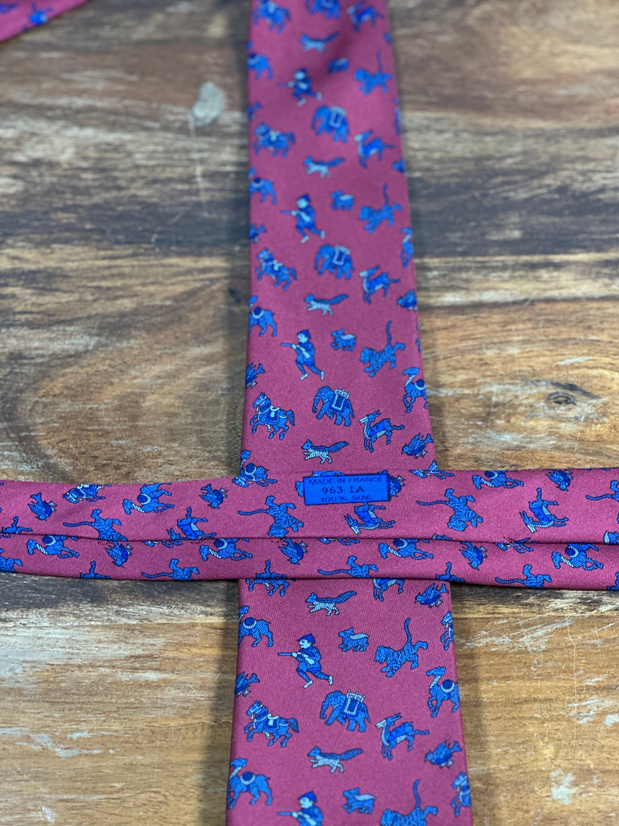 Corbata Hermés burdeos