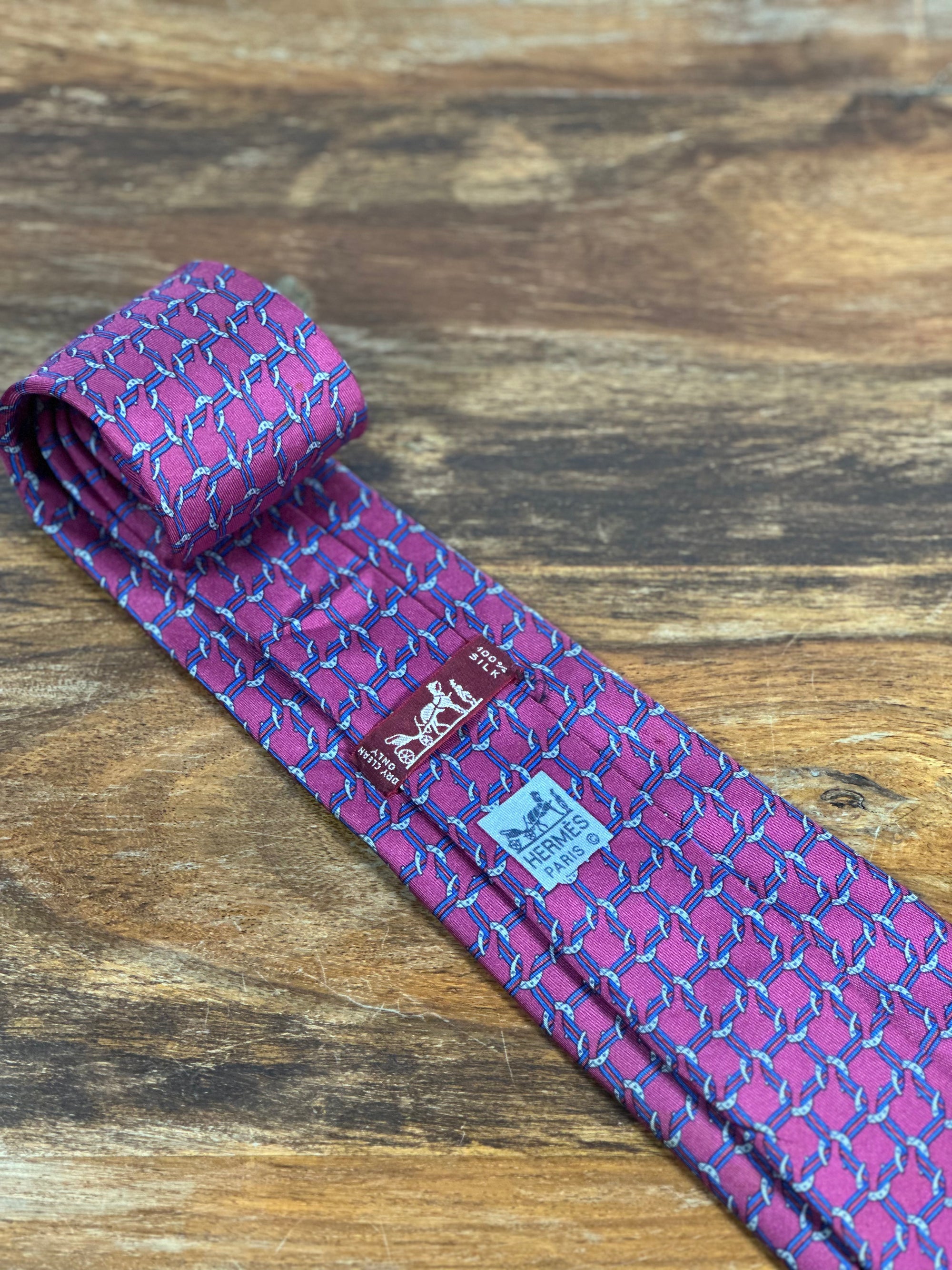 Corbata Hermés burdeos