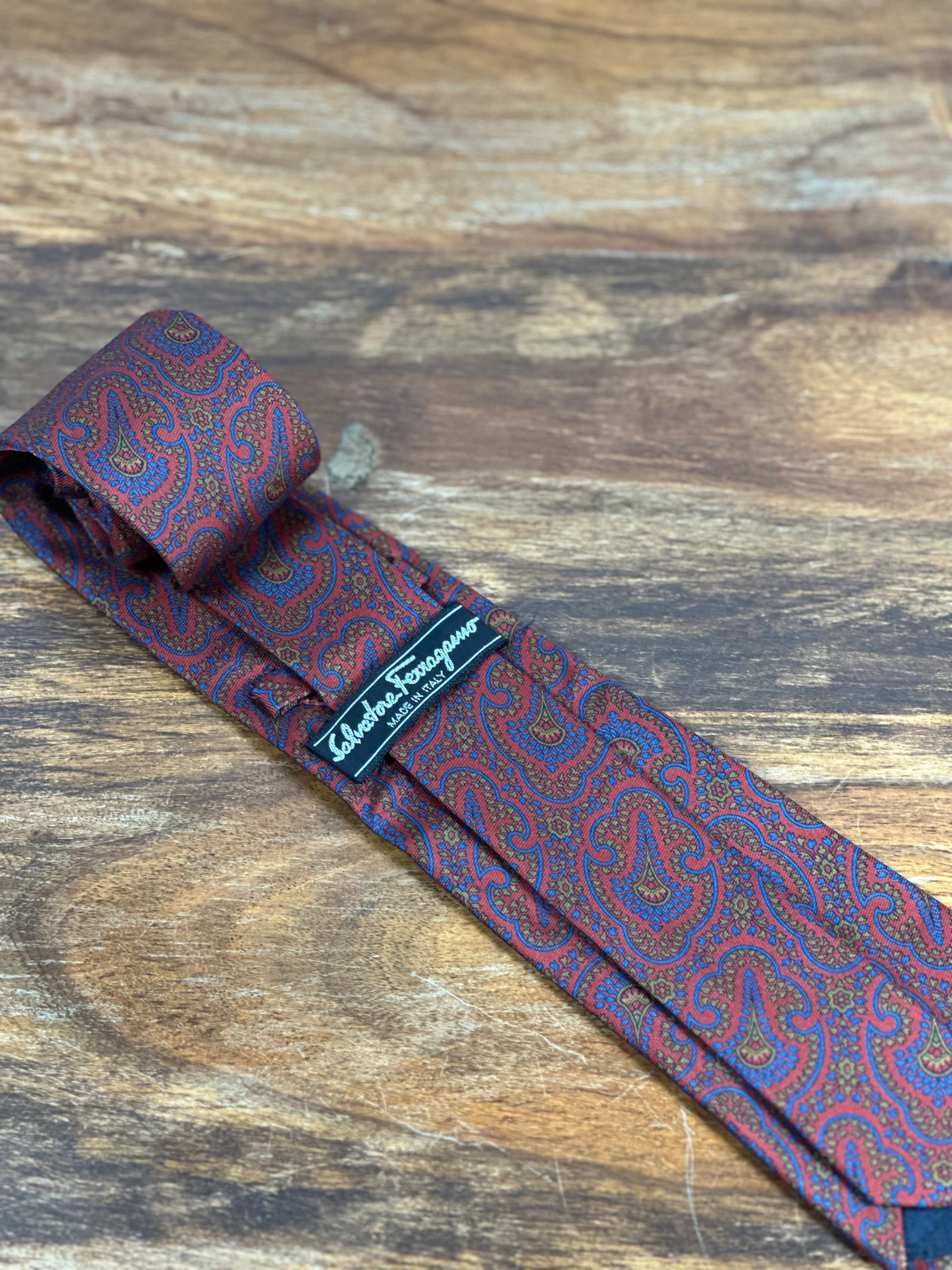 Corbata Ferragamo roja paisley