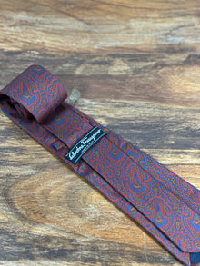 Corbata Ferragamo roja paisley