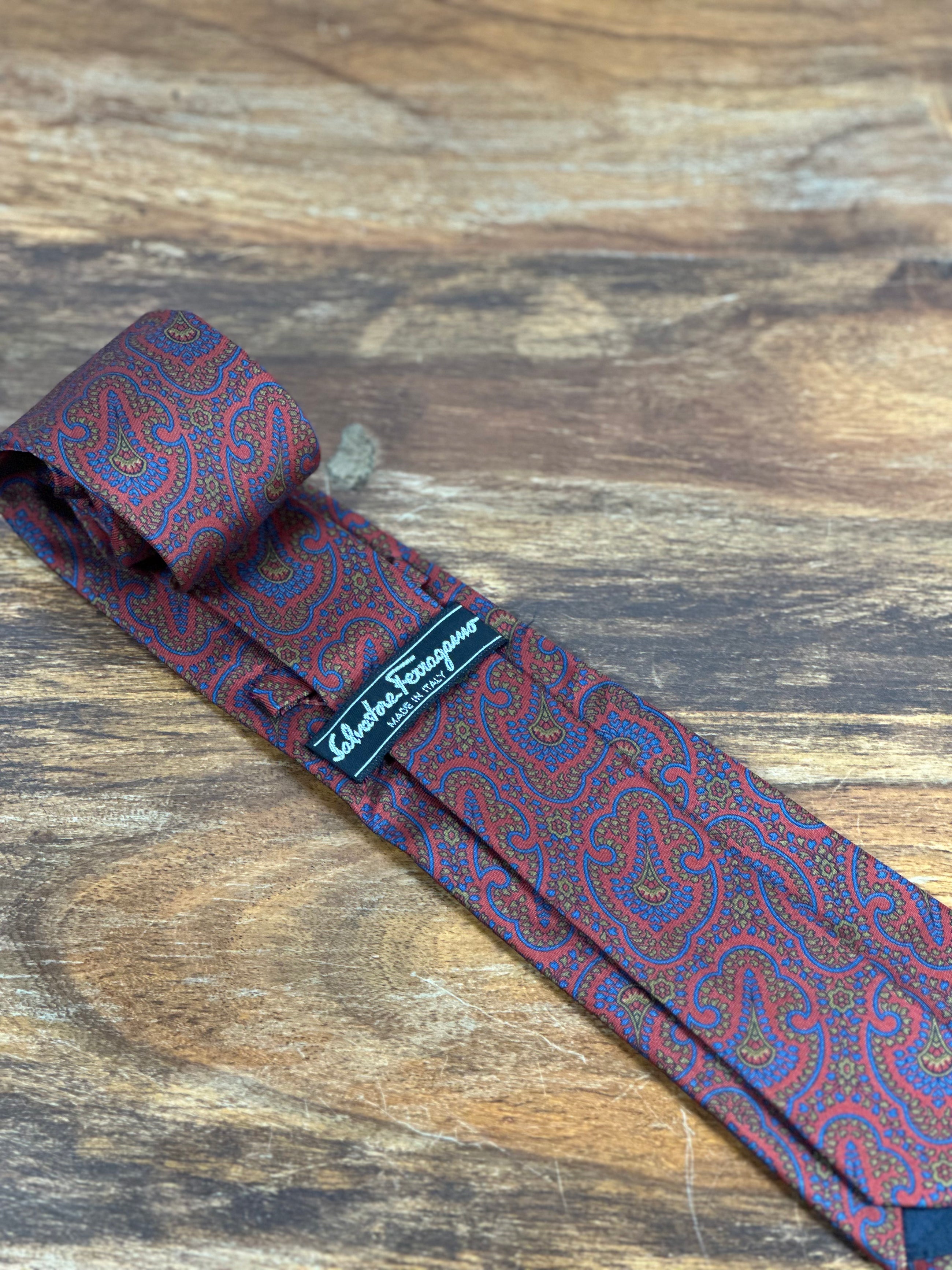 Corbata Ferragamo roja paisley