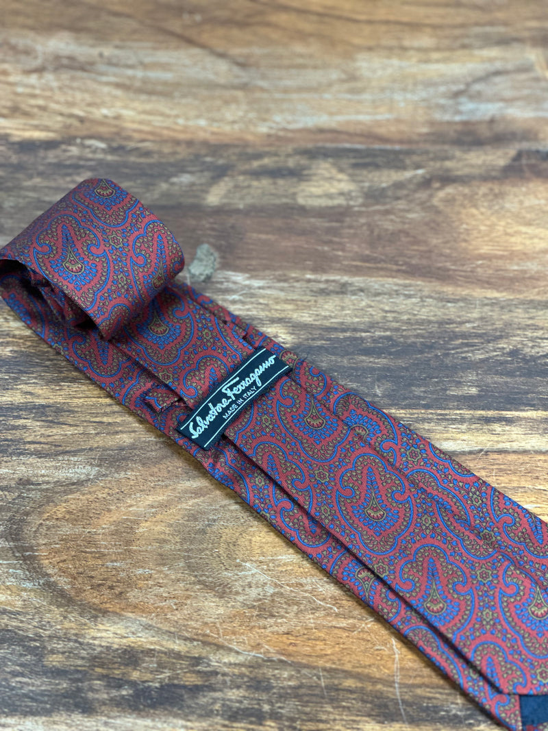 Corbata Ferragamo roja paisley