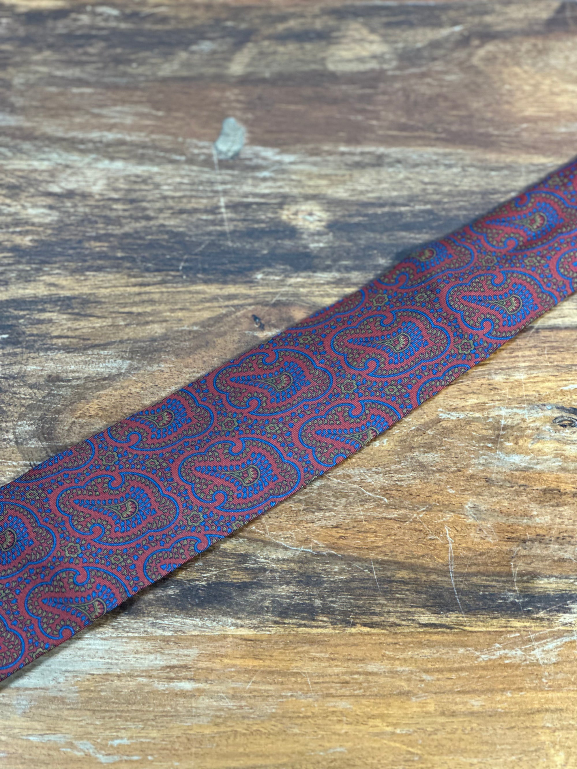 Corbata Ferragamo roja paisley