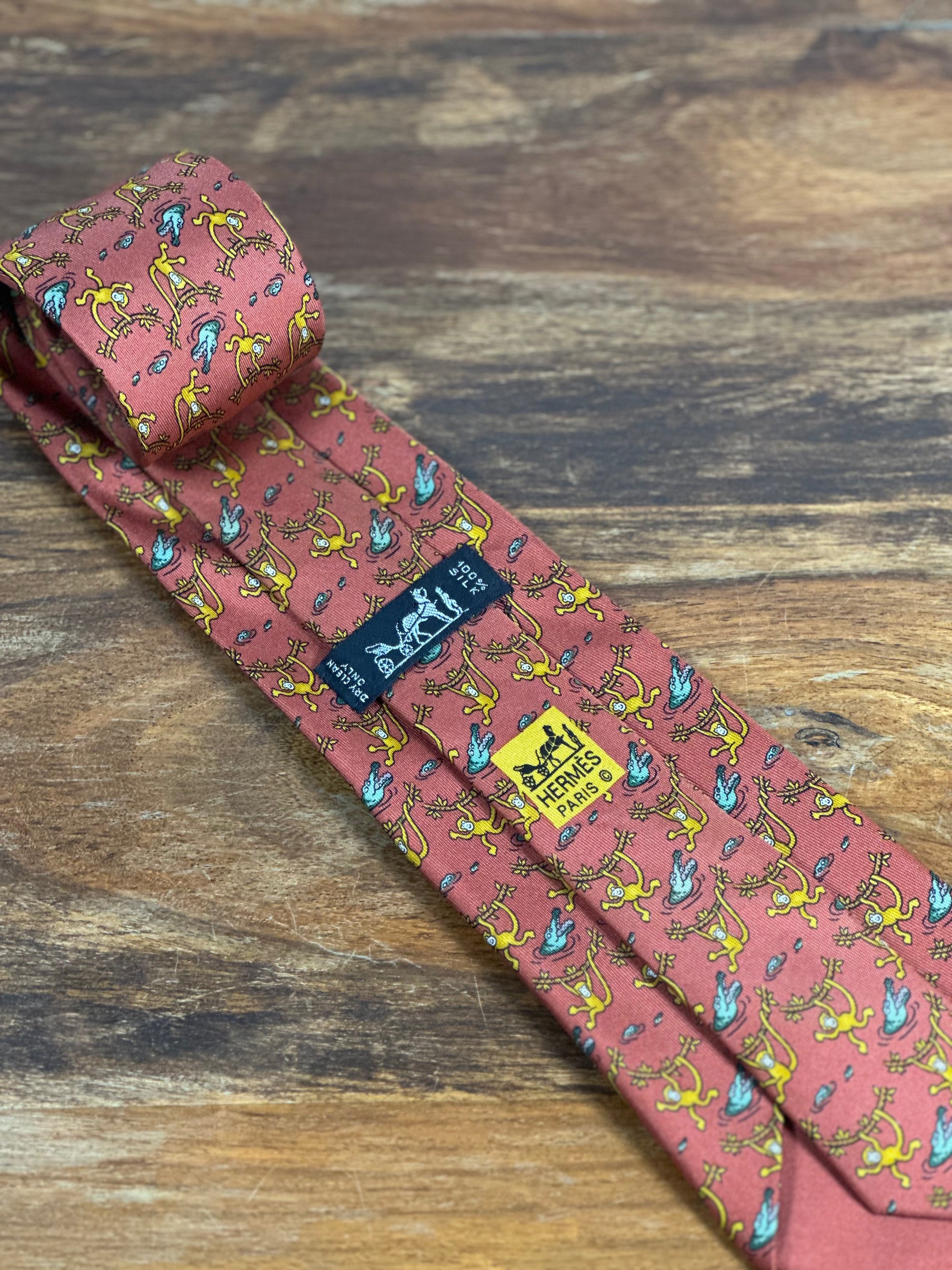 Corbata Hermés roja
