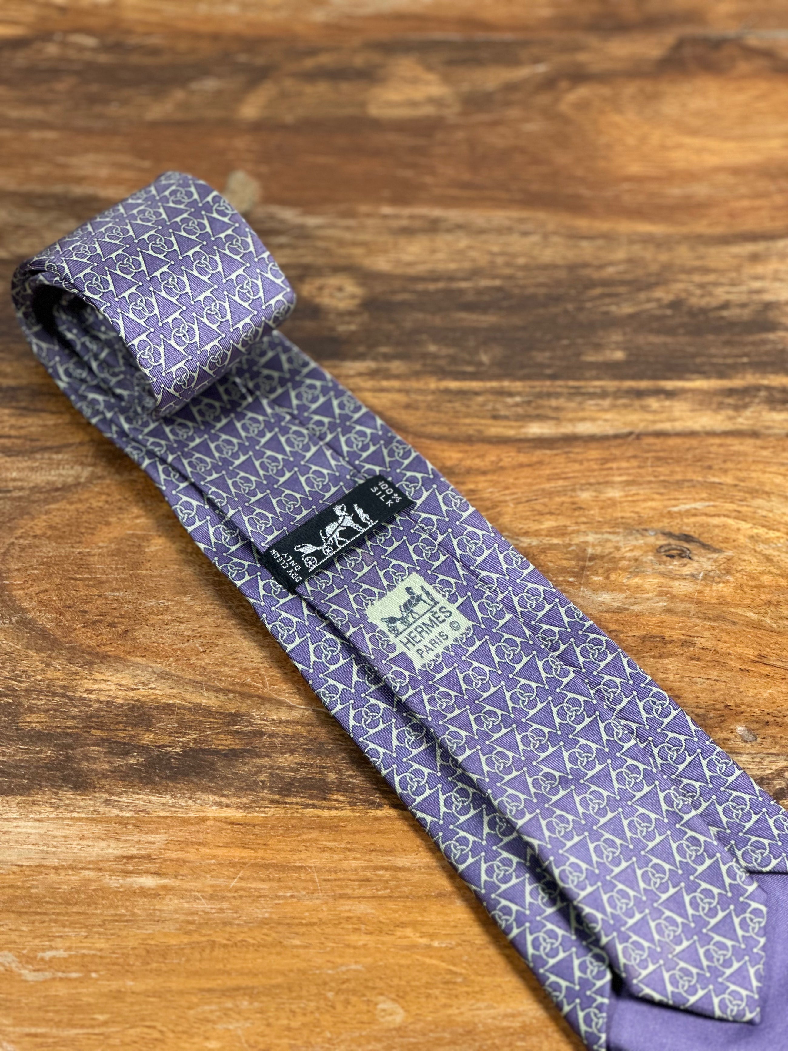 Corbata Hermés morada