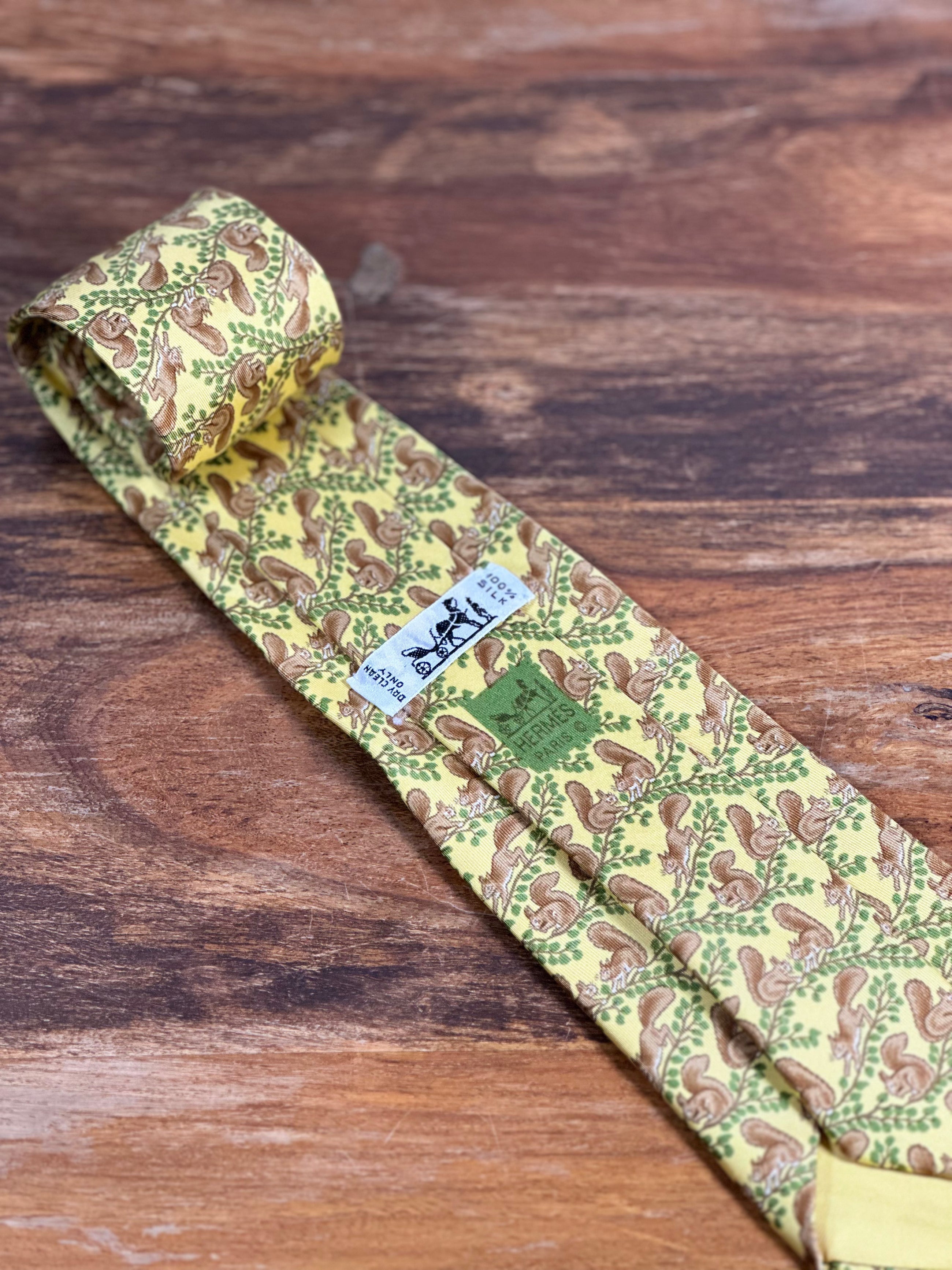 Corbata Hermés amarilla