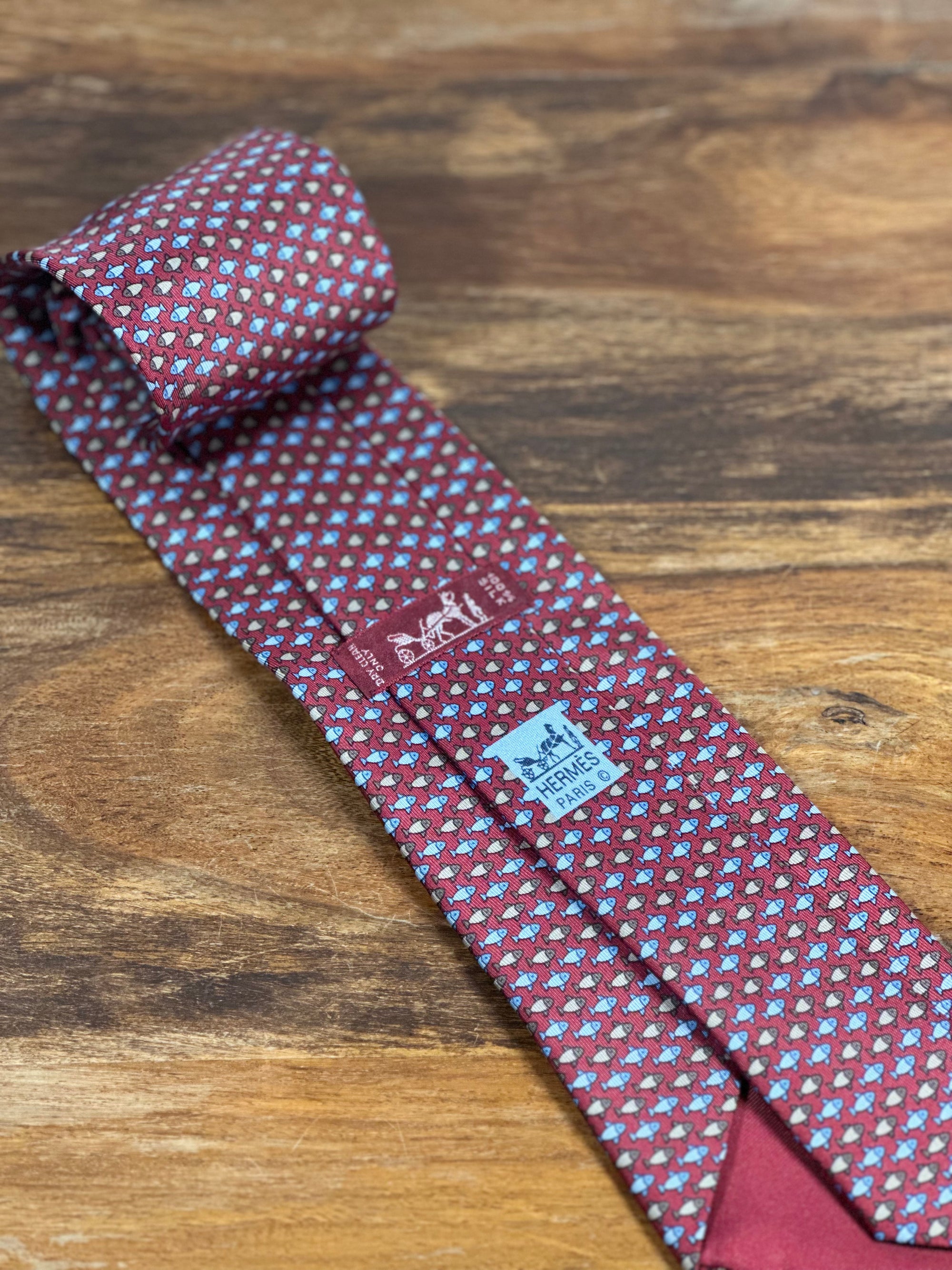 Corbata Hermés burdeos
