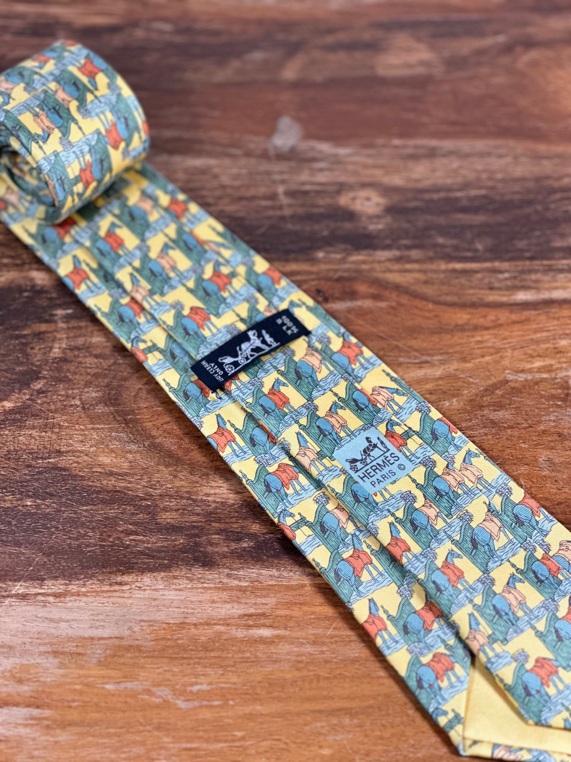 Corbata Hermés amarilla