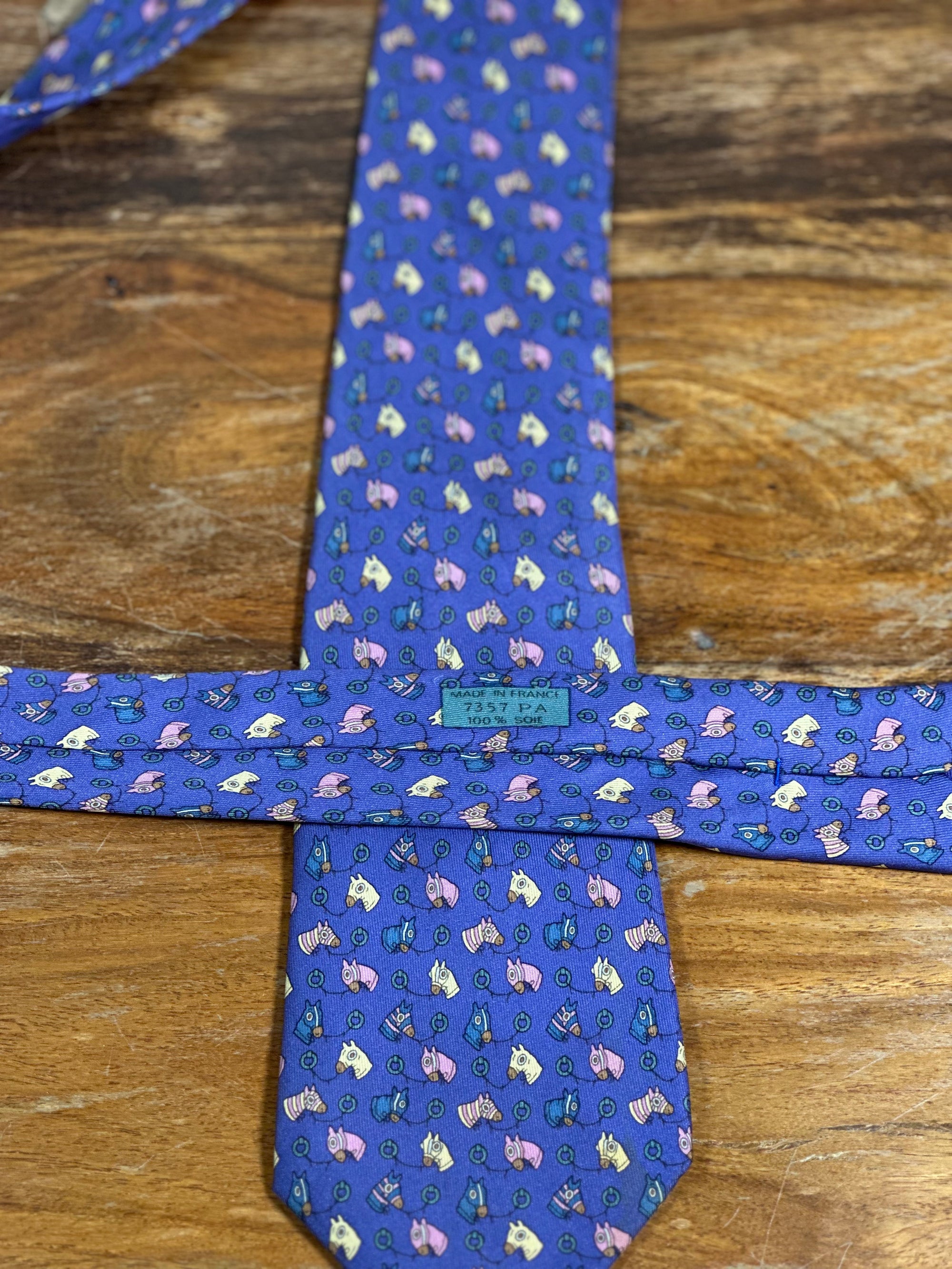 Corbata Hermés morada