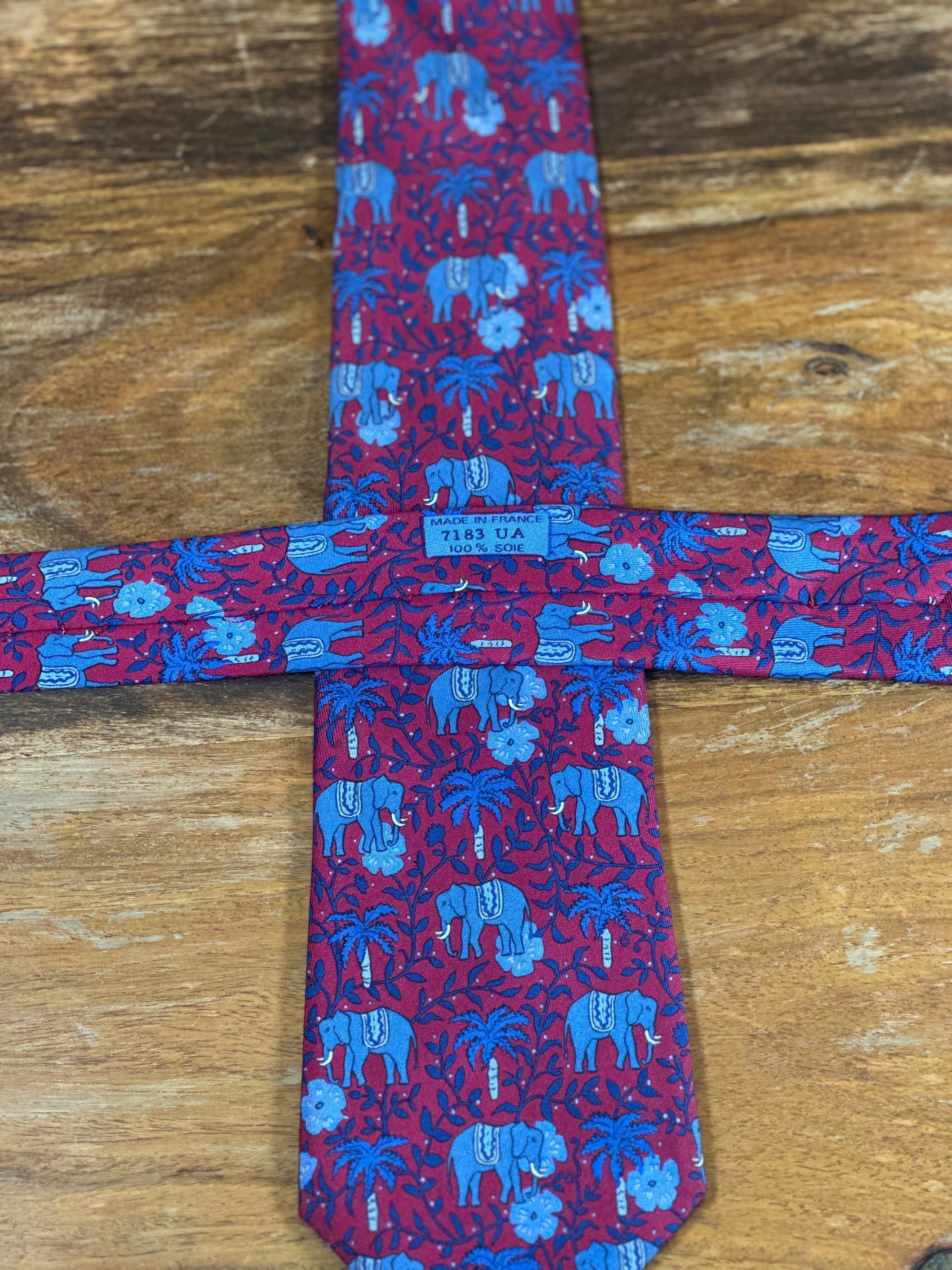 Corbata Hermés burdeos